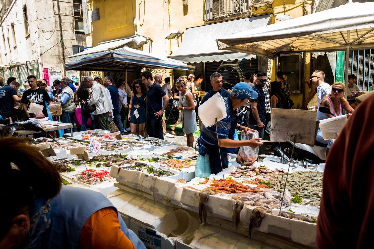 Art Suite Nel Cuore Di Napoli Exterior foto